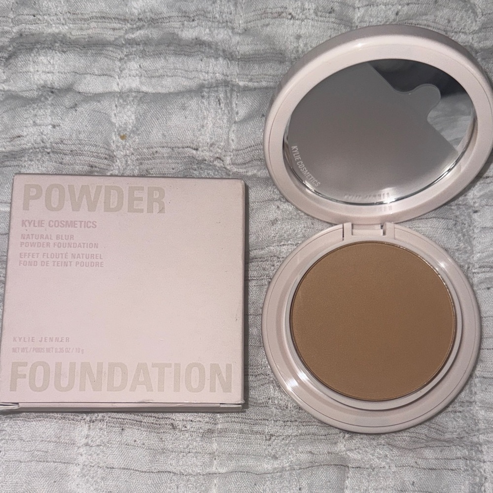 Kylie Cosmetics Natural Blur Powder Foundation - 5WN
